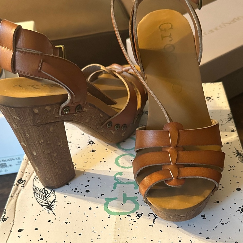 Groove Women's Brown Platform Sandals Size 7